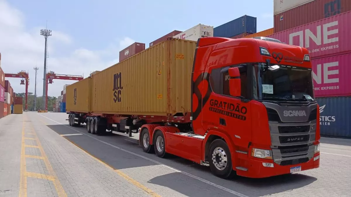 A foto mostra uma carreta da Gratidão Empreendimentos