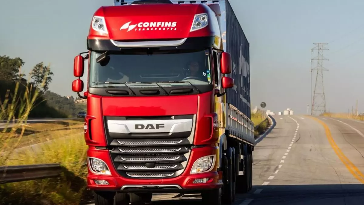 A foto mostra uma carreta da Confins Transportes