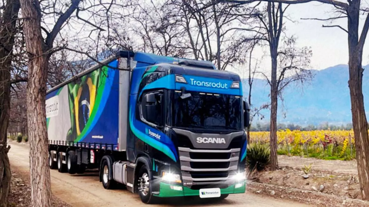 A foto mostra uma carreta da Transrodut