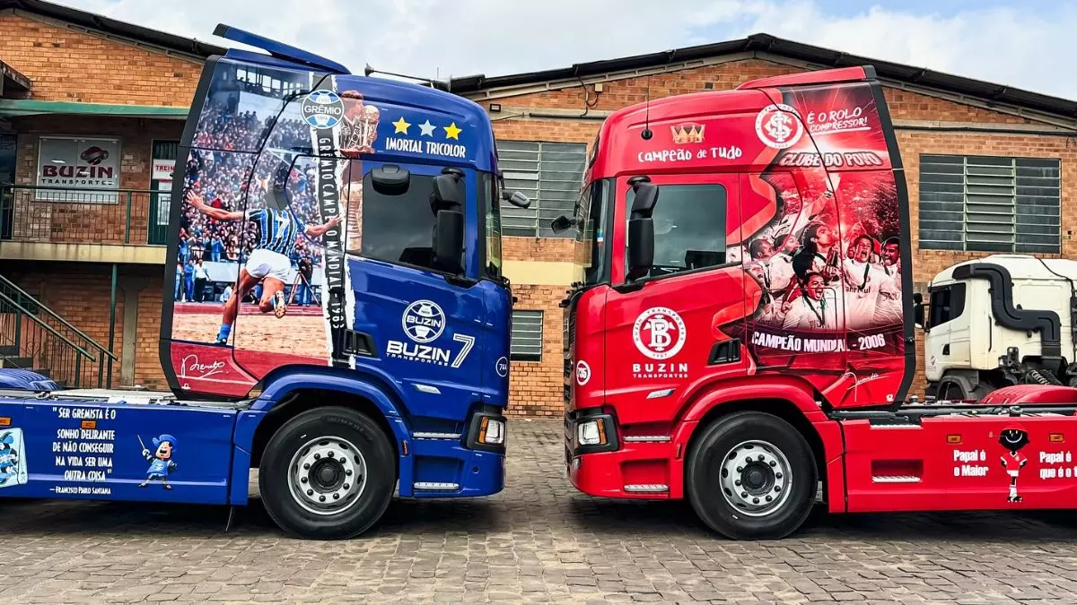 A foto mostra dois caminhões da Buzin Transportes