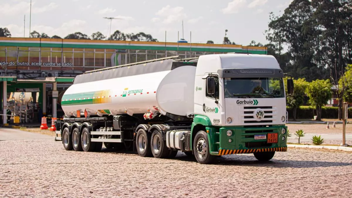 A foto mostra uma carreta da Transportadora Garbuio