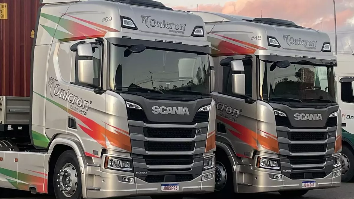 Caminhões da Onicron Transportes