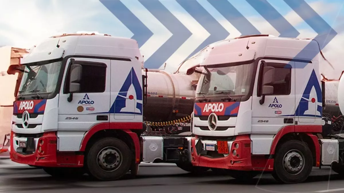 A foto mostra 2 caminhões da Apolo Transportes