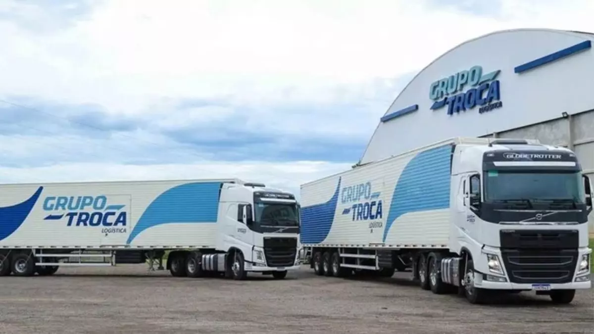 A foto mostra duas carretas do Grupo Troca