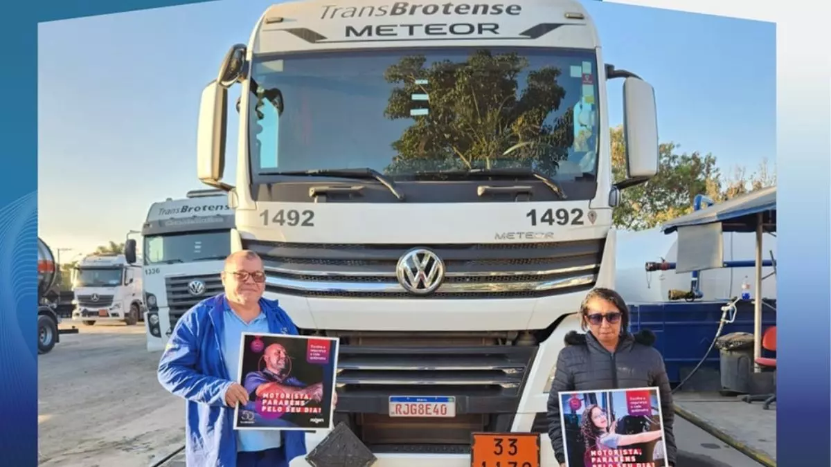 A foto mostra um caminhão e dois motoristas da TransBrotense