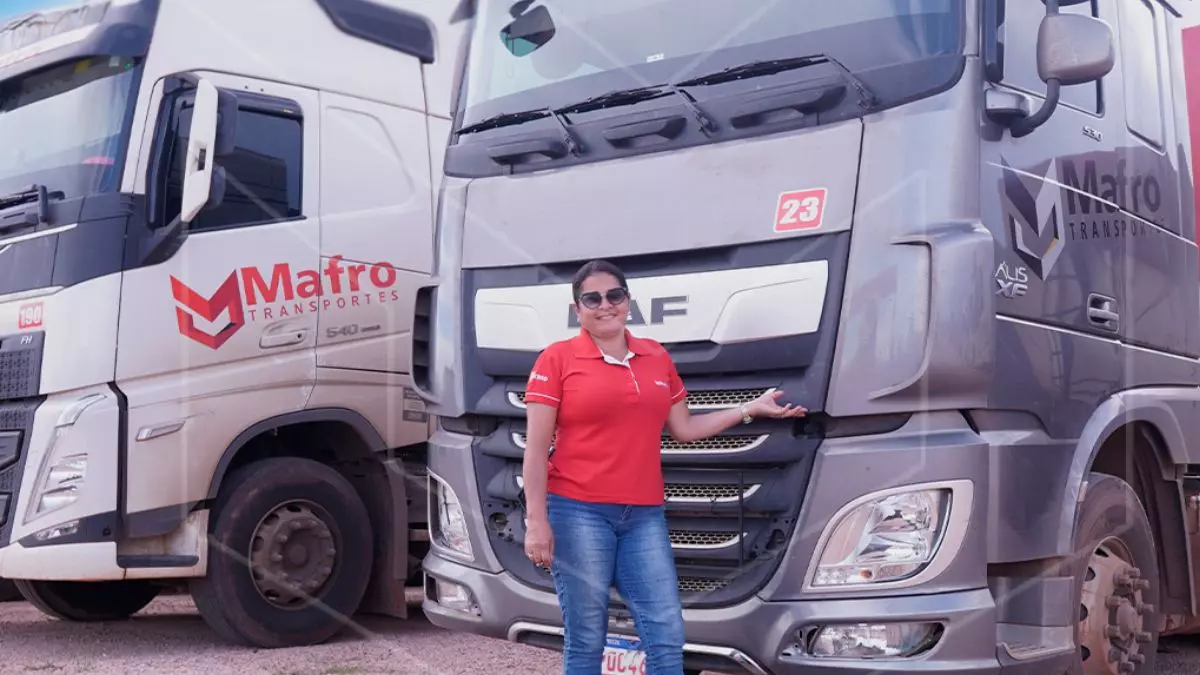 A foto mostra duas carretas e um motorista da Mafro Transportes
