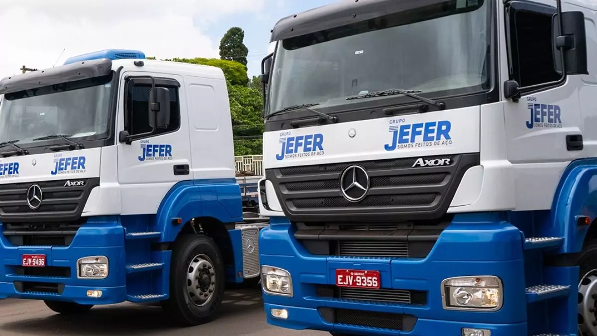 A foto mostra uma frota de caminhões do Grupo Jefer