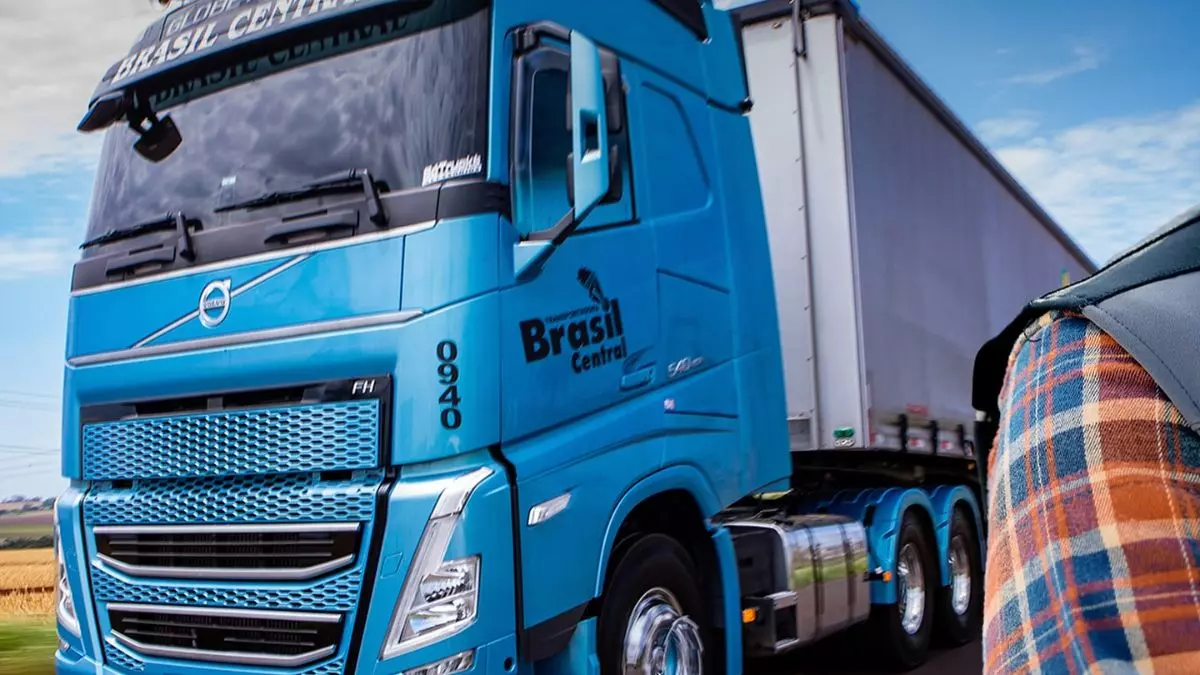 A foto mostra uma carreta da Transportadora Brasil Central