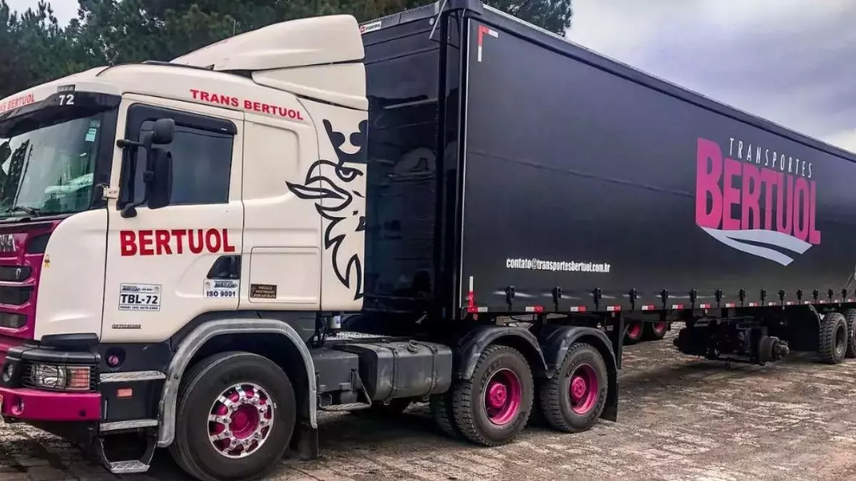   Caminhão da frota da empresa Transportes Bertuol    