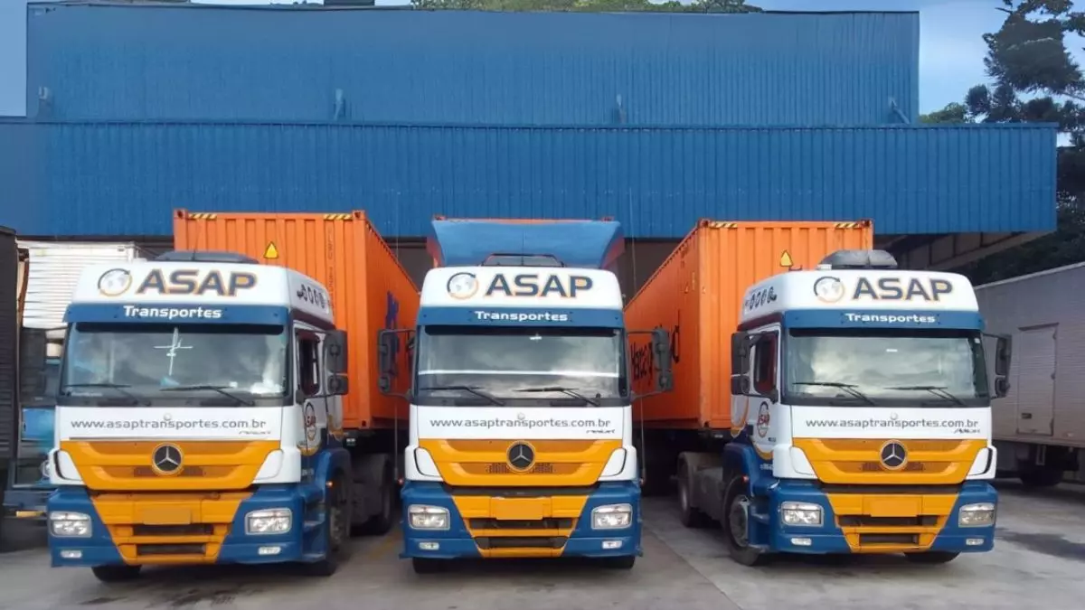 A foto mostra uma frota de carretas da ASAP Transportes