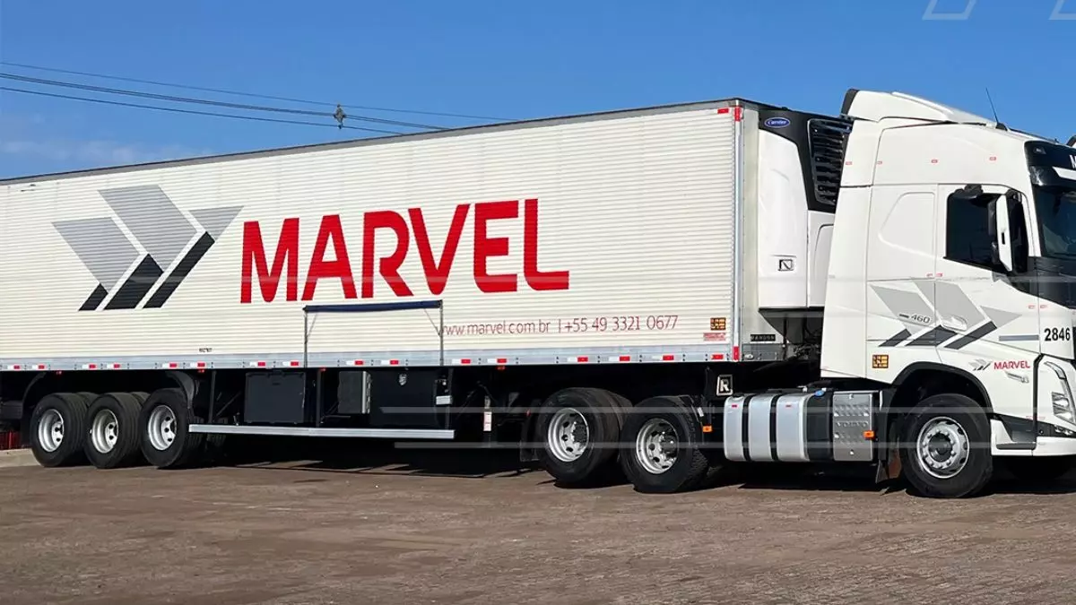 A foto mostra uma carreta da Transportes Marvel