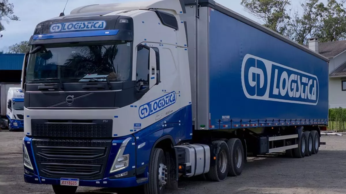 A foto mostra uma carreta da GD Logística