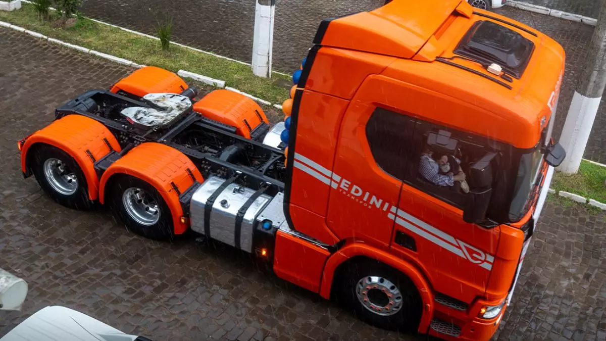 A foto mostra um caminhão da Edini Transportes