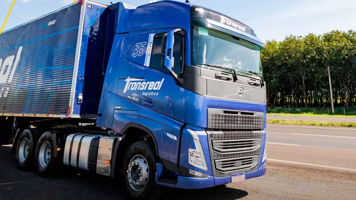 A foto mostra uma carreta da Transreal