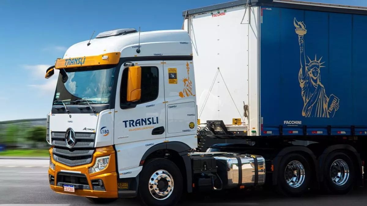 A foto mostra uma carreta da Transli