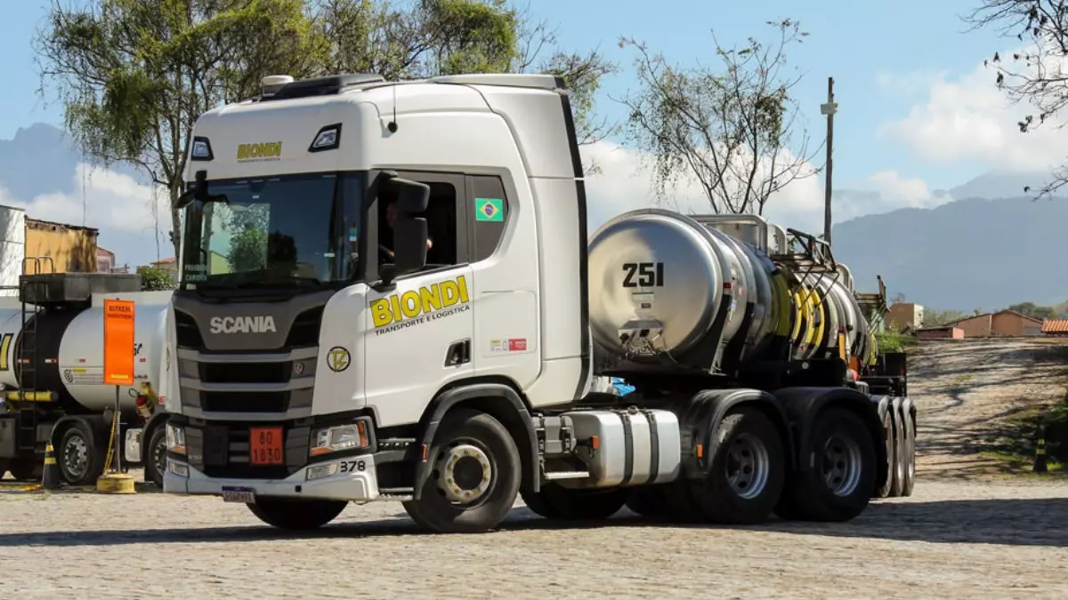 A foto mostra uma carreta da Transportes Biondi