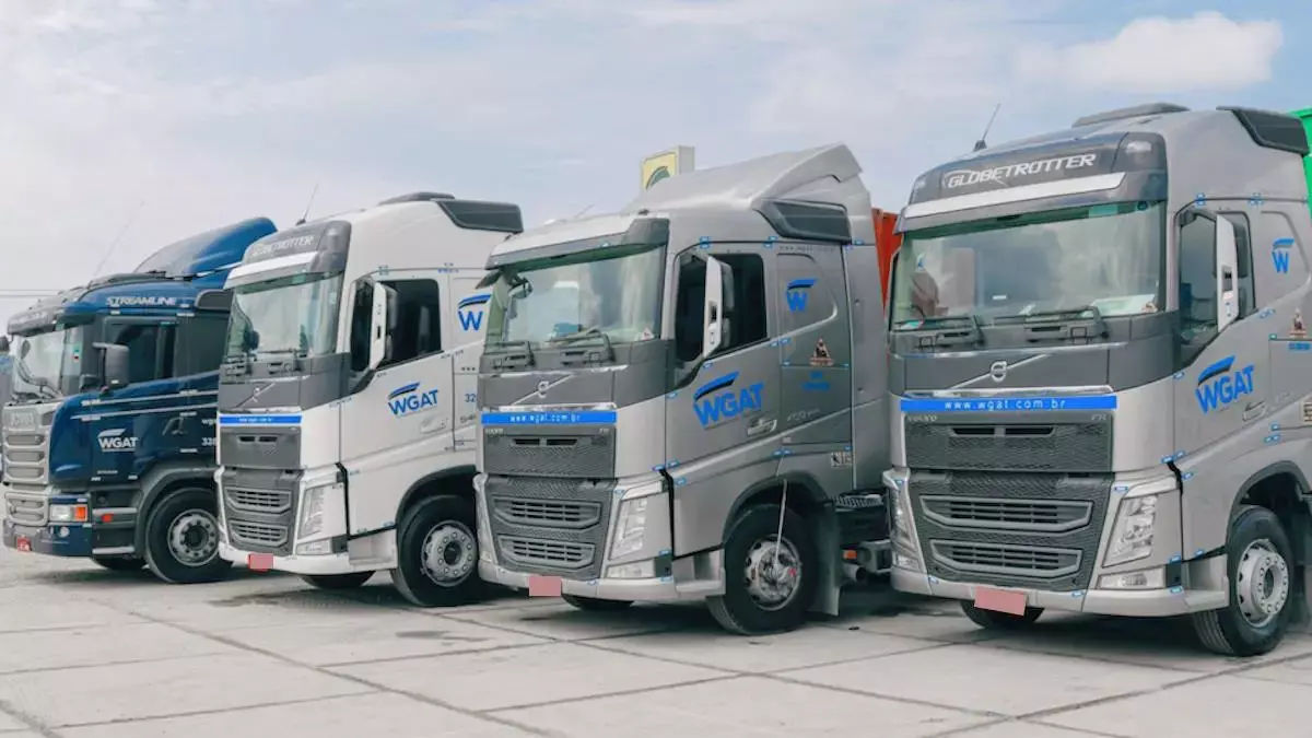 A foto mostra uma frota da WGAT Transportes