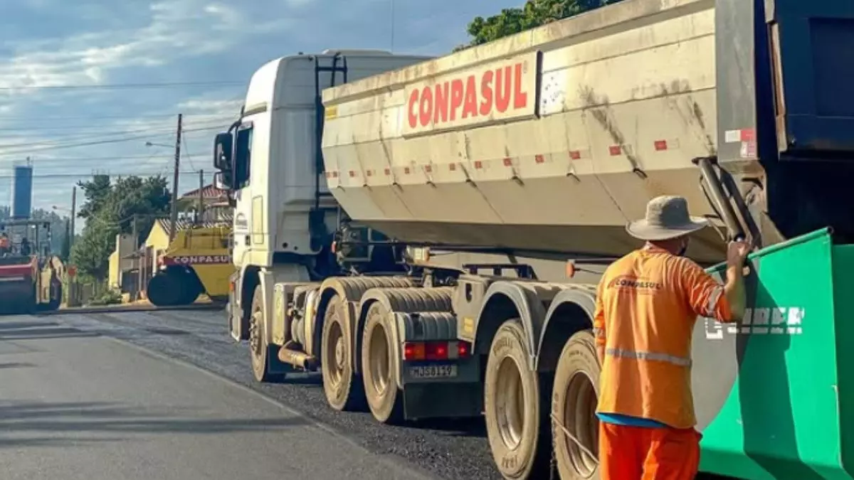 A foto mostra uma carreta da Conpasul