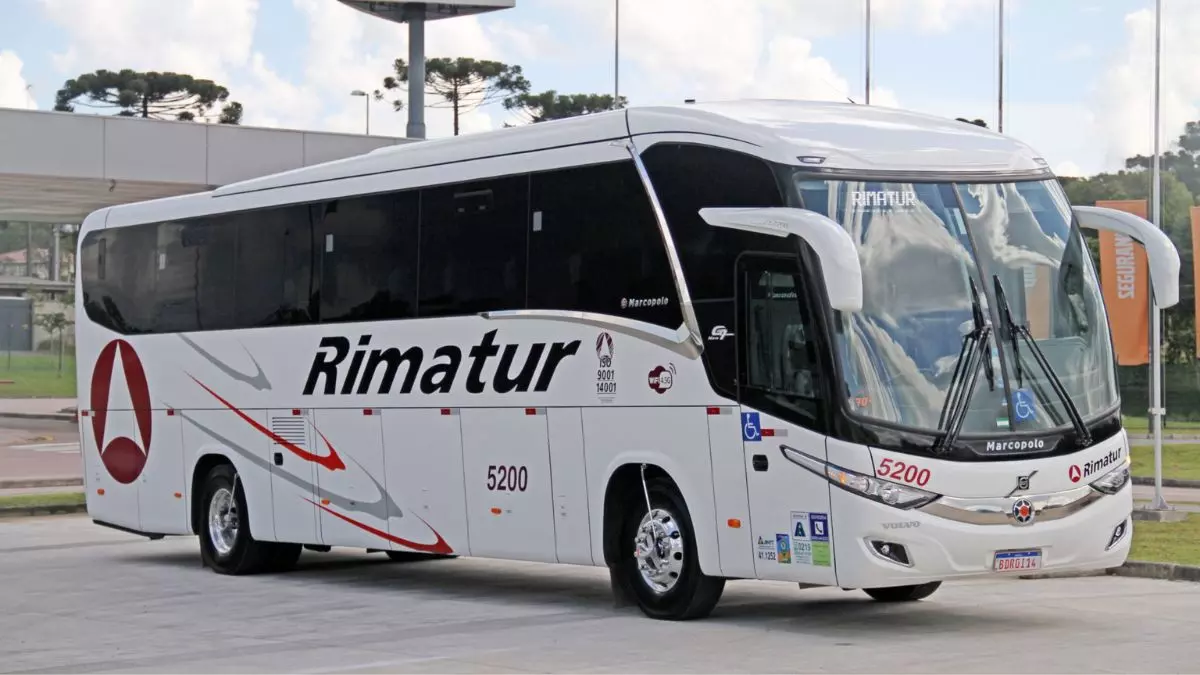 A foto mostra um ônibus da Rimatur