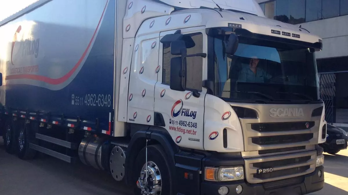 A foto mostra um caminhão da Fitlog