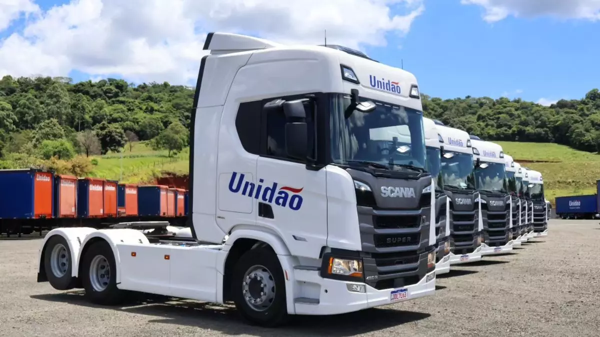 A foto mostra uma frota de caminhões da Unidão Transportes