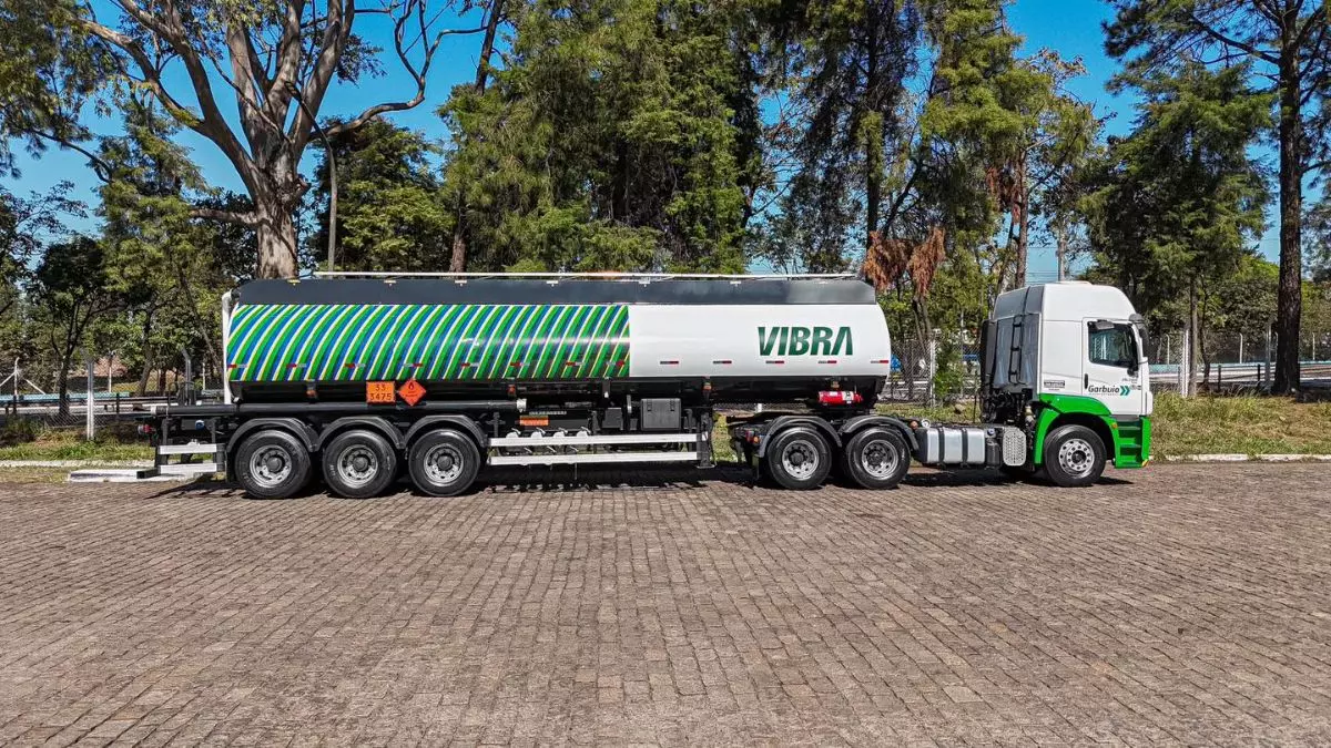 A foto mostra uma carreta da Garbuio