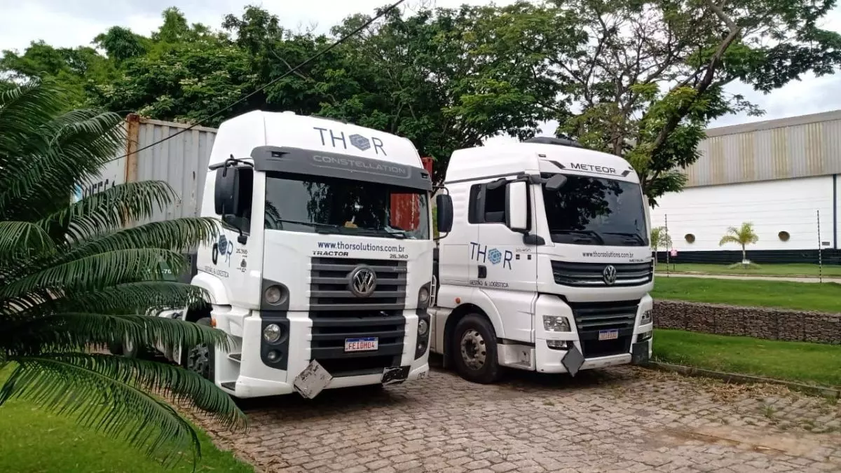 A foto mostra dois caminhões da Thor Transportes e Logística