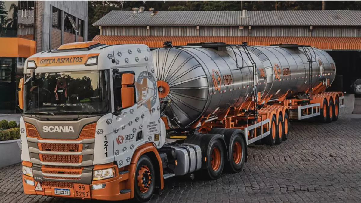 A foto mostra uma carreta da GRECA Asfaltos
