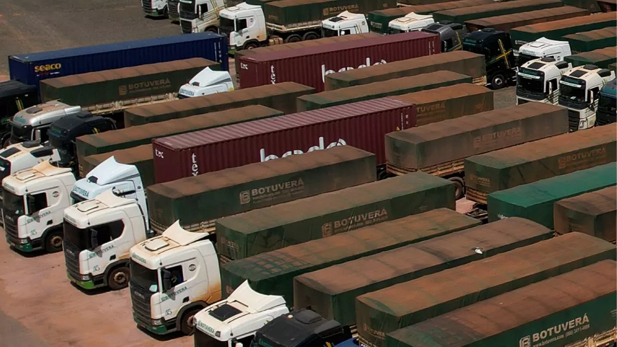 A foto mostra uma frota de carretas do Grupo Botuverá