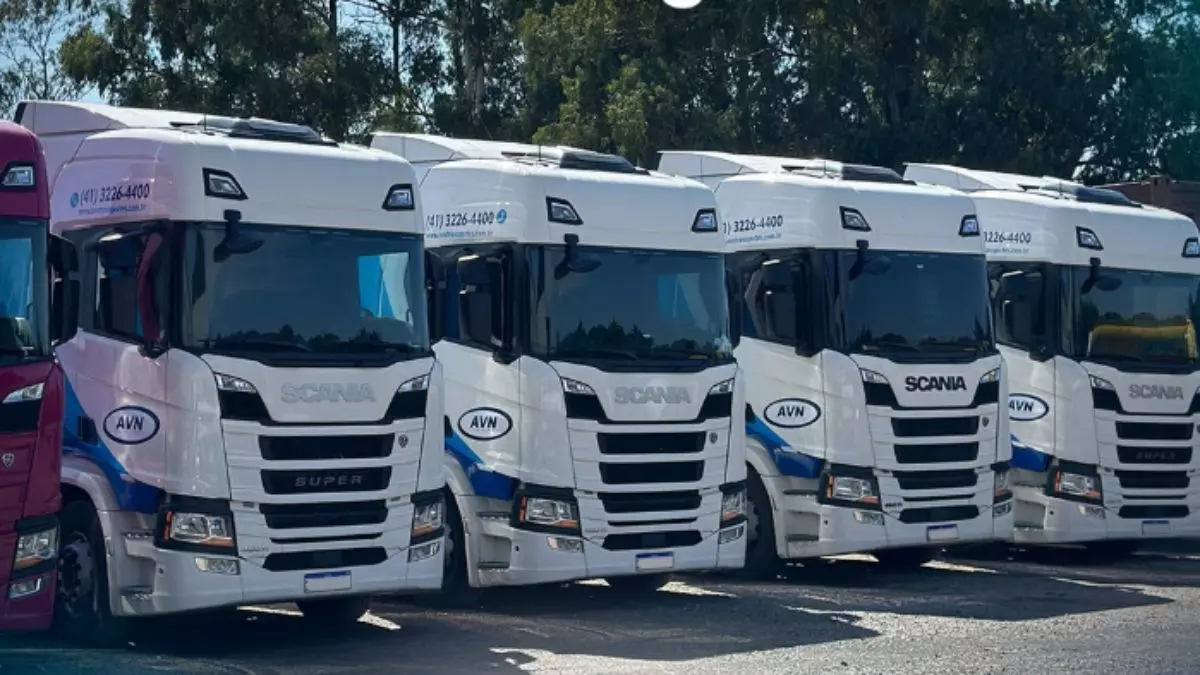 A foto mostra uma frota de caminhões da AVN Transportes