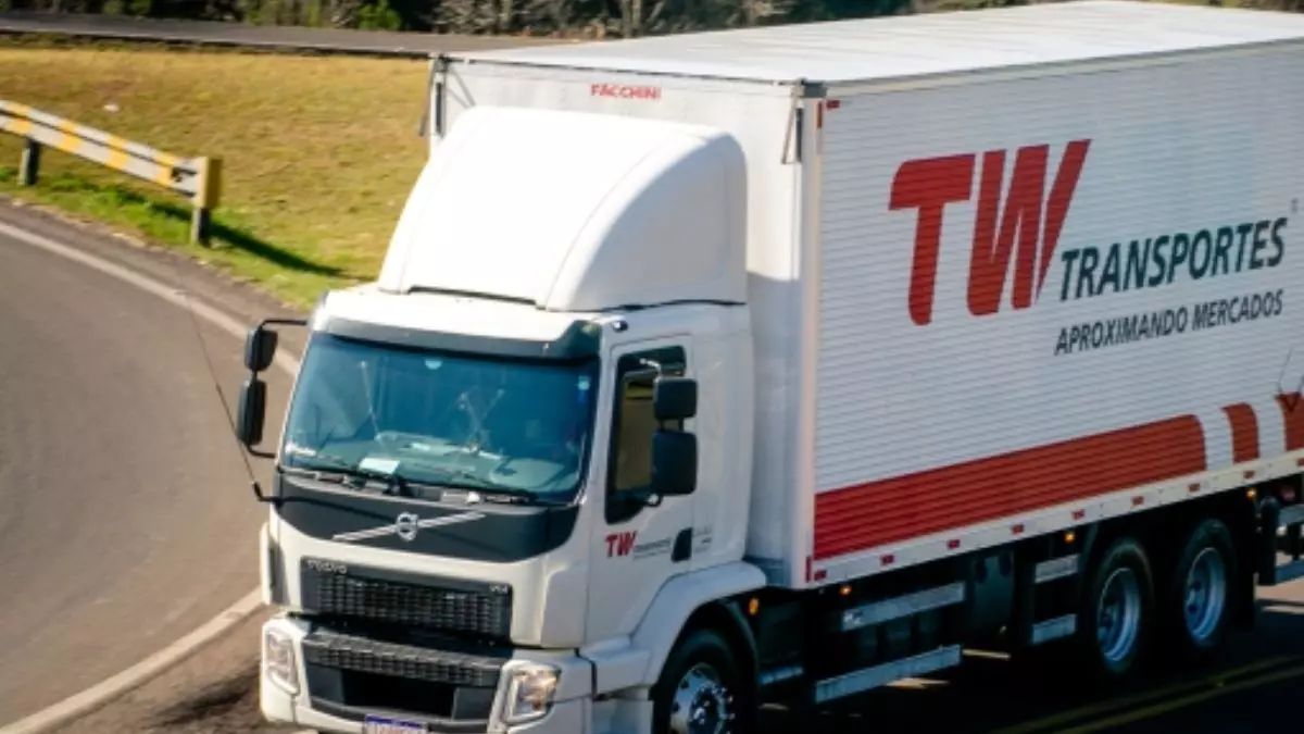 A foto mostra um caminhão da TW Transportes