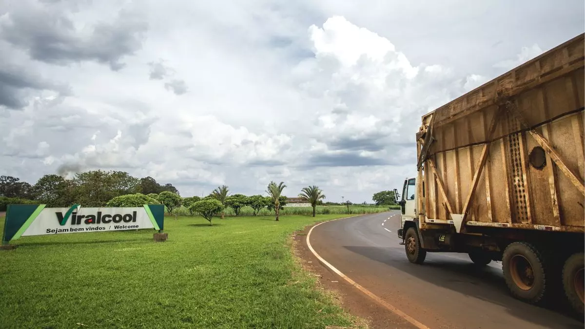 A foto mostra um caminhão da Viralcool