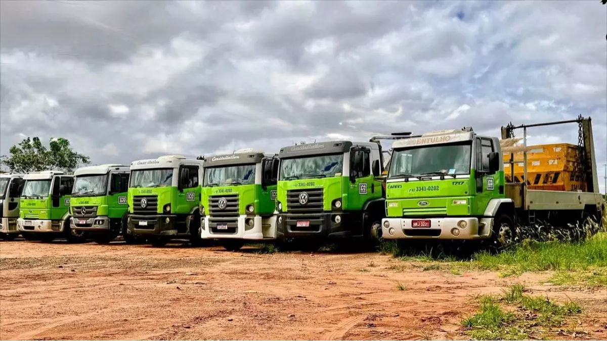 A foto mostra uma frota de caminhões da 100 Entulho