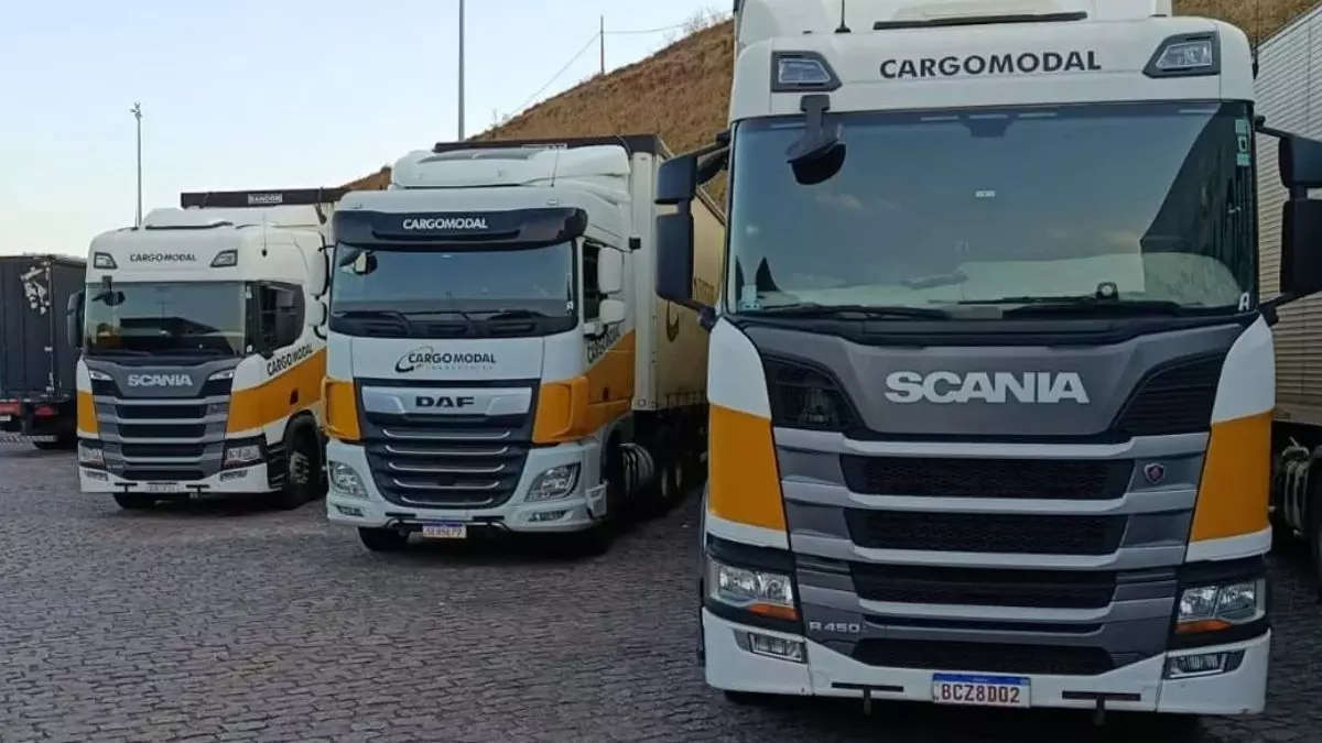 A foto mostra uma frota de carretas da Cargo Modal