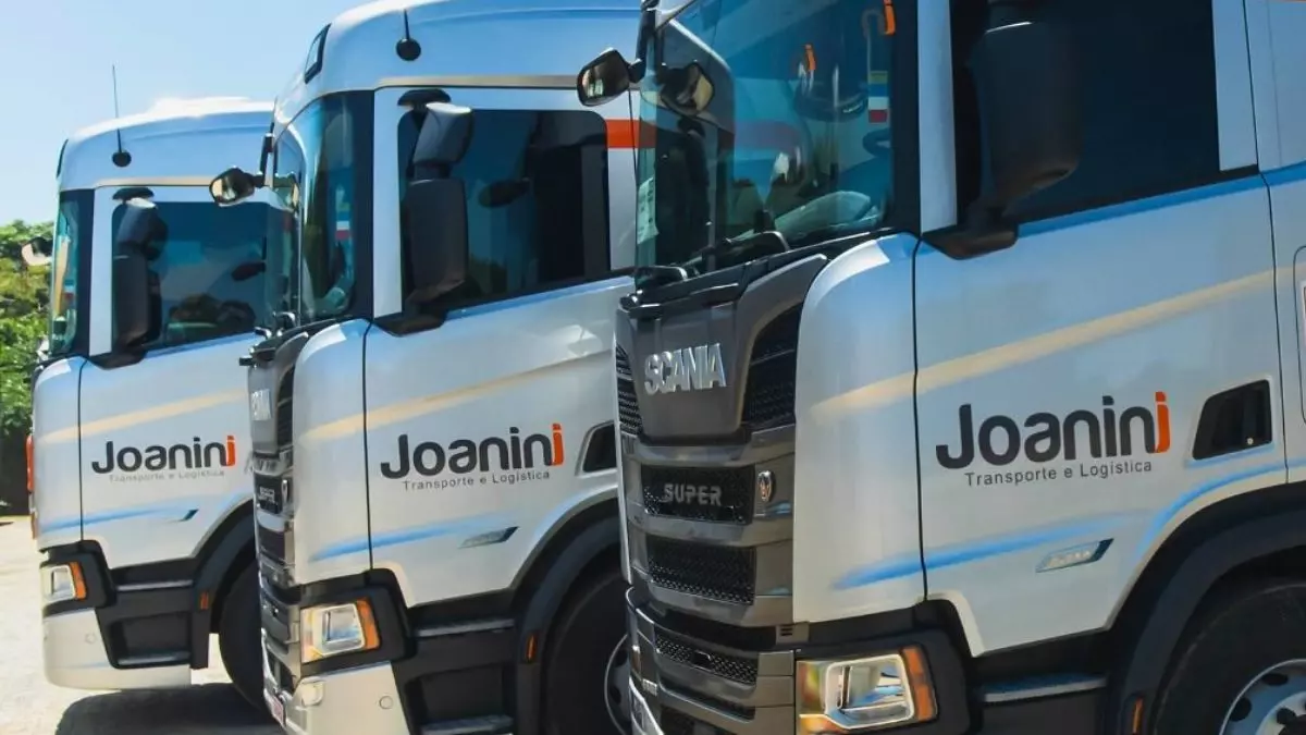 A foto mostra uma frota de caminhões da Joanini Transportes