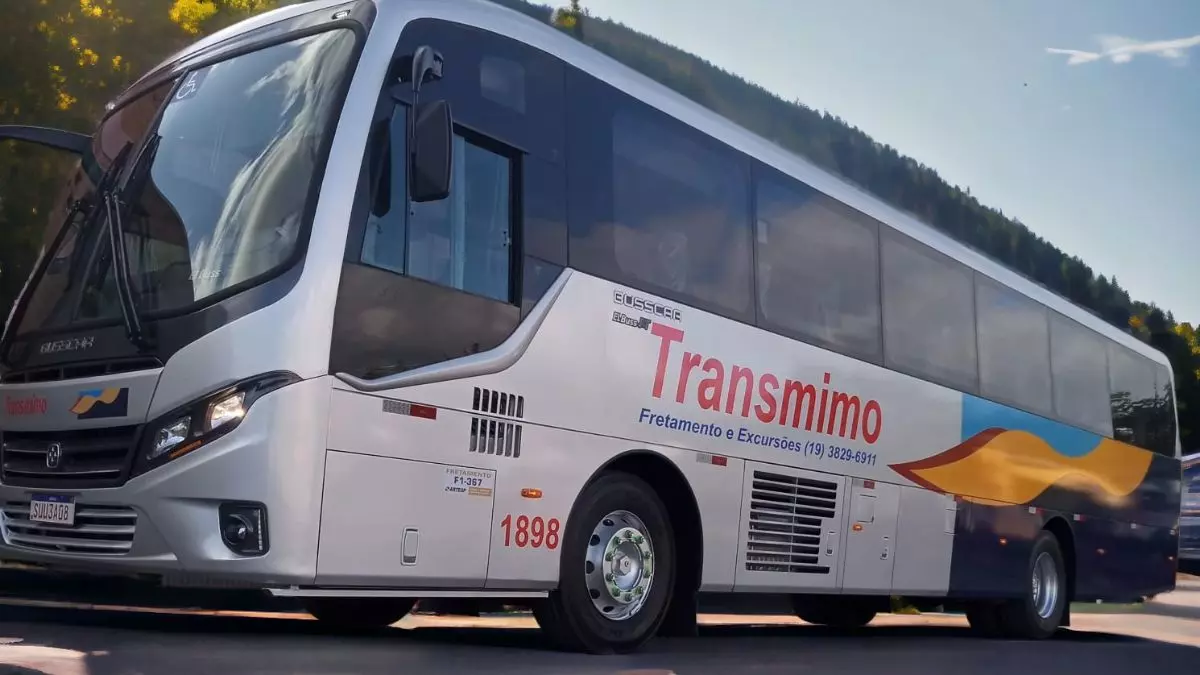 A foto mostra um ônibus da Transmimo