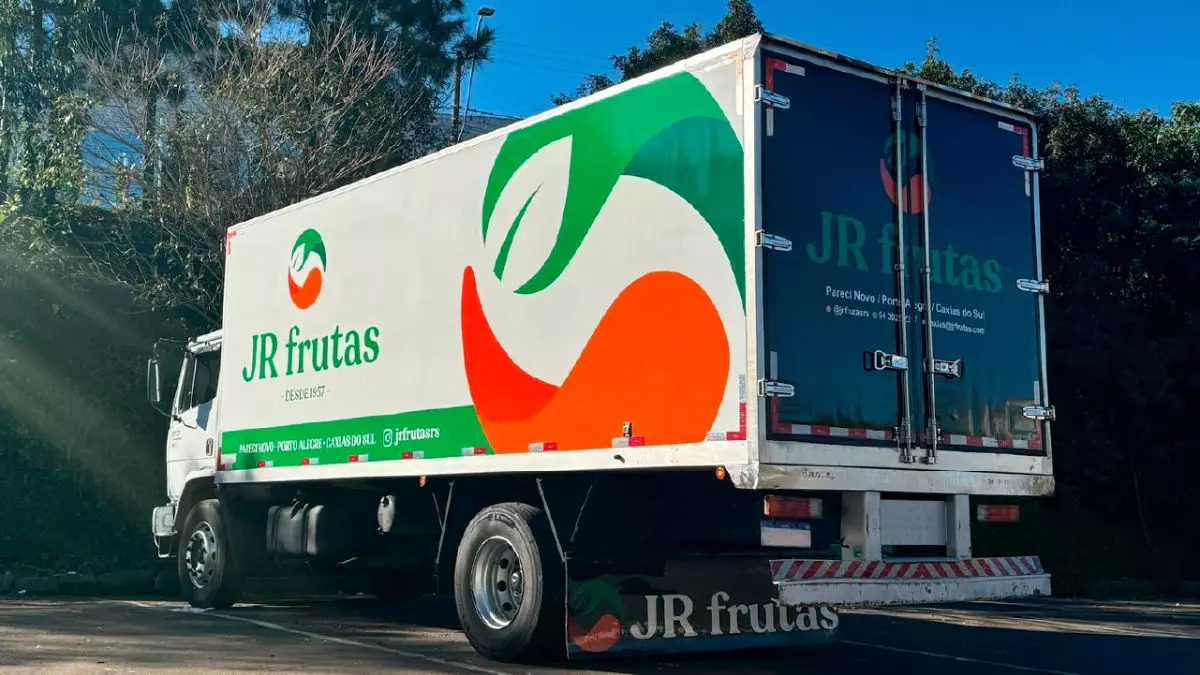 A foto mostra um caminhão da JR Frutas
