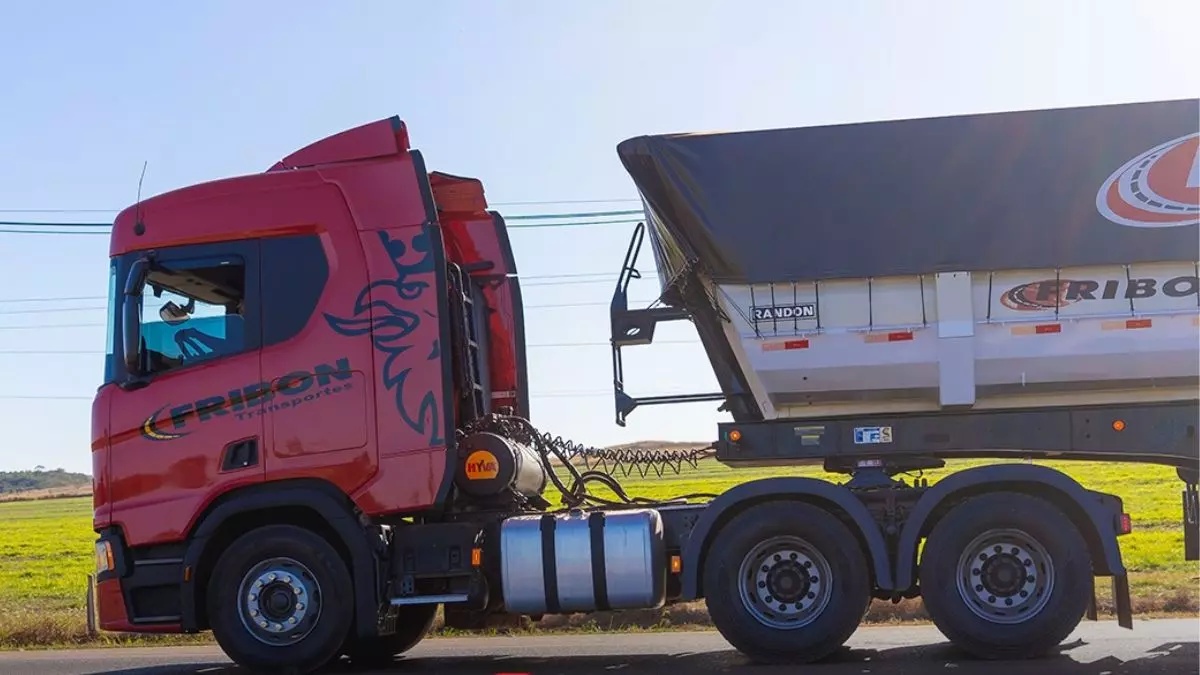 A foto mostra uma carreta da Fribon Transportes