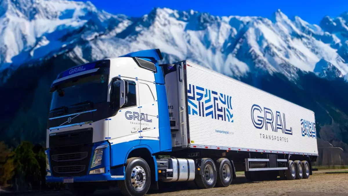 A foto mostra uma carreta da Transportes Gral