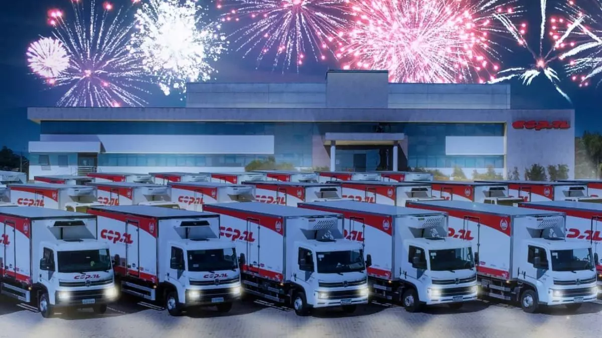 A foto mostra uma frota de caminhões da Copal Alimentos