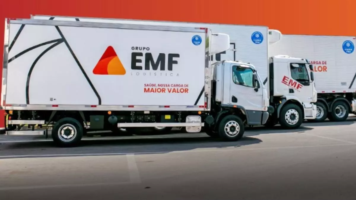 A foto mostra 2 caminhões truck do Grupo EMF Logística
