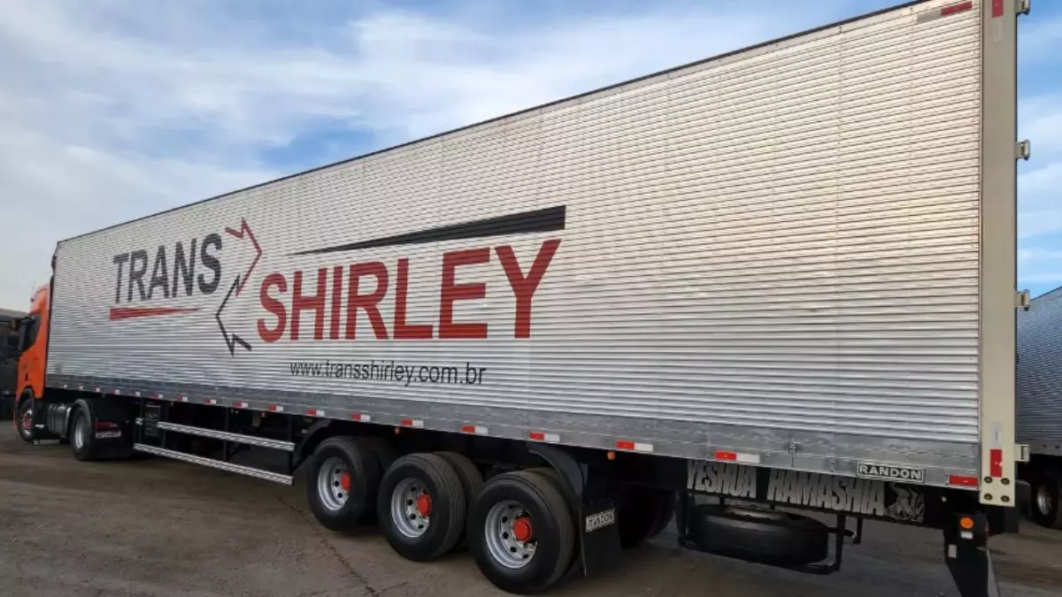 A foto mostra uma carreta da Transshirley