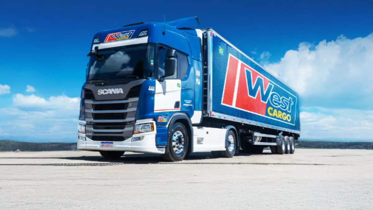 A foto mostra uma carreta da West Cargo