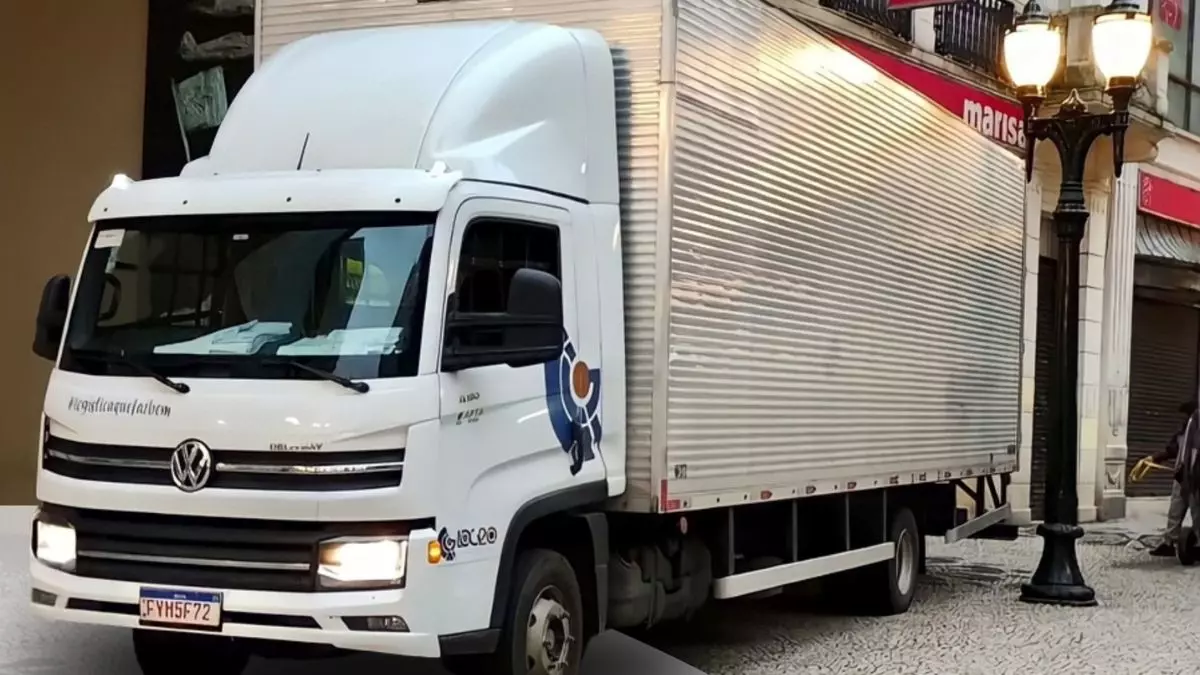 A foto mostra um caminhão da Log20 Logística