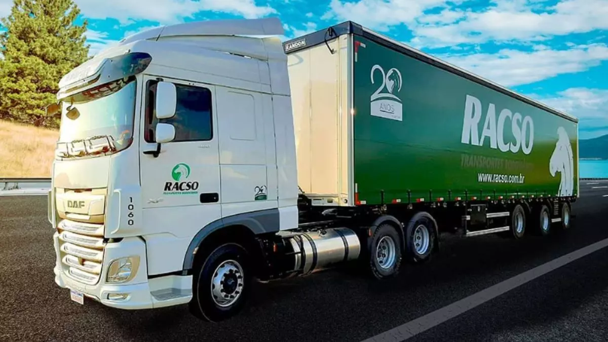 A foto mostra uma carreta da RACSO Transportes