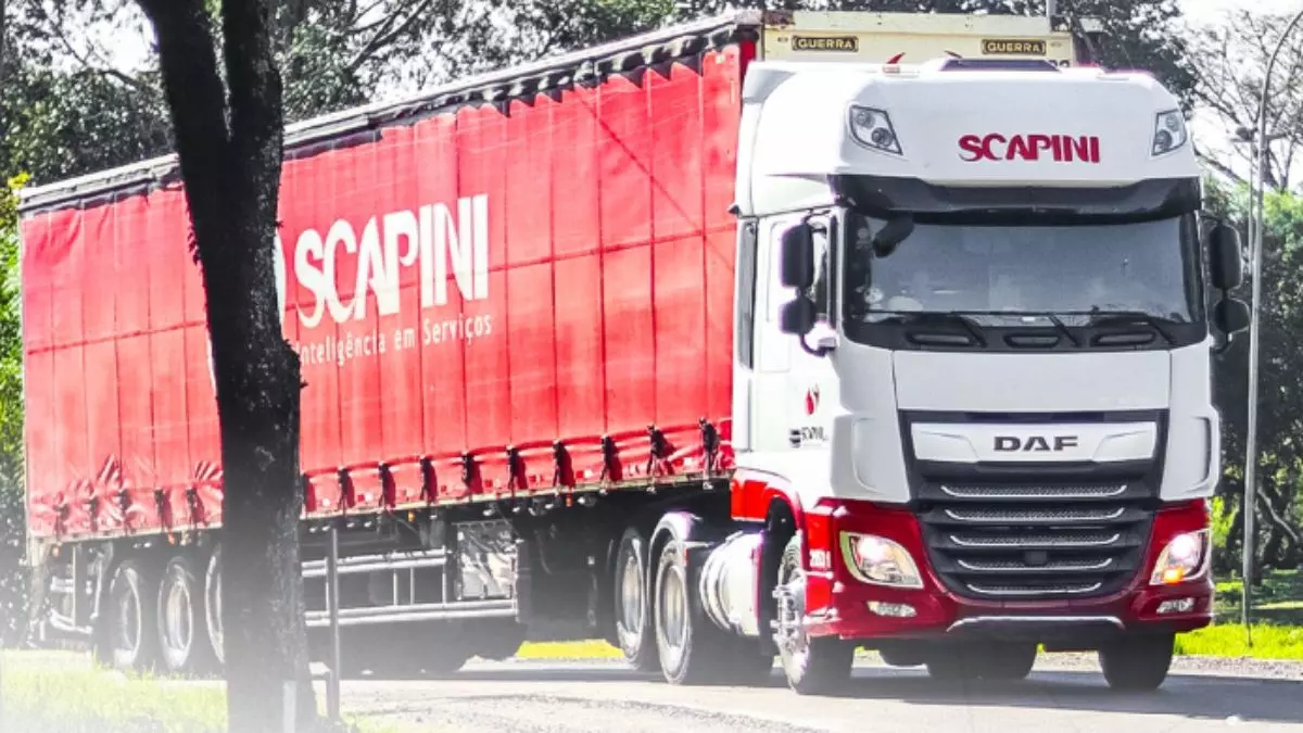 A foto mostra uma carreta da Scapini Transportes