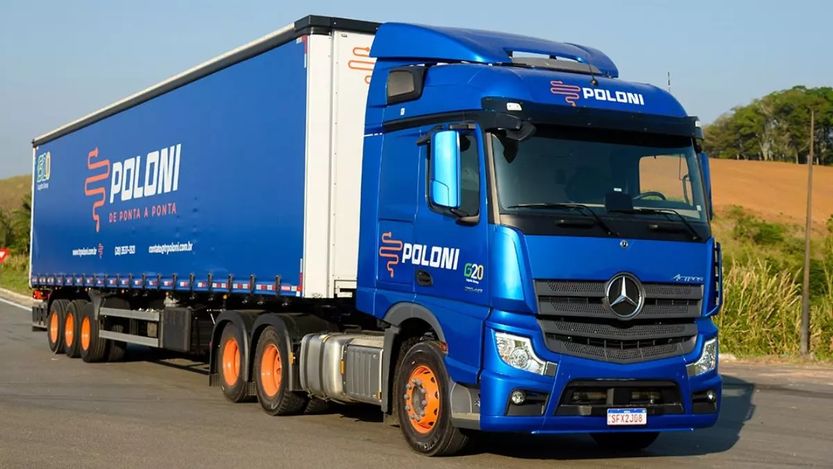 A foto mostra uma carreta da Transportes Poloni