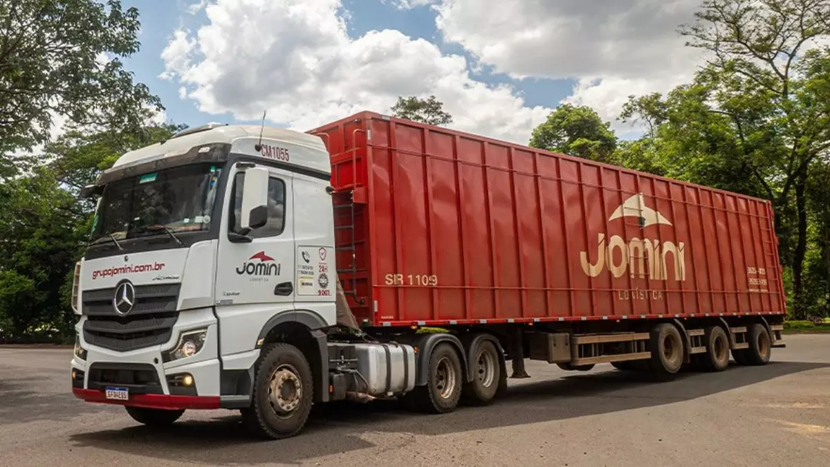 A foto mostra uma carreta de biomassa do Grupo Jomini