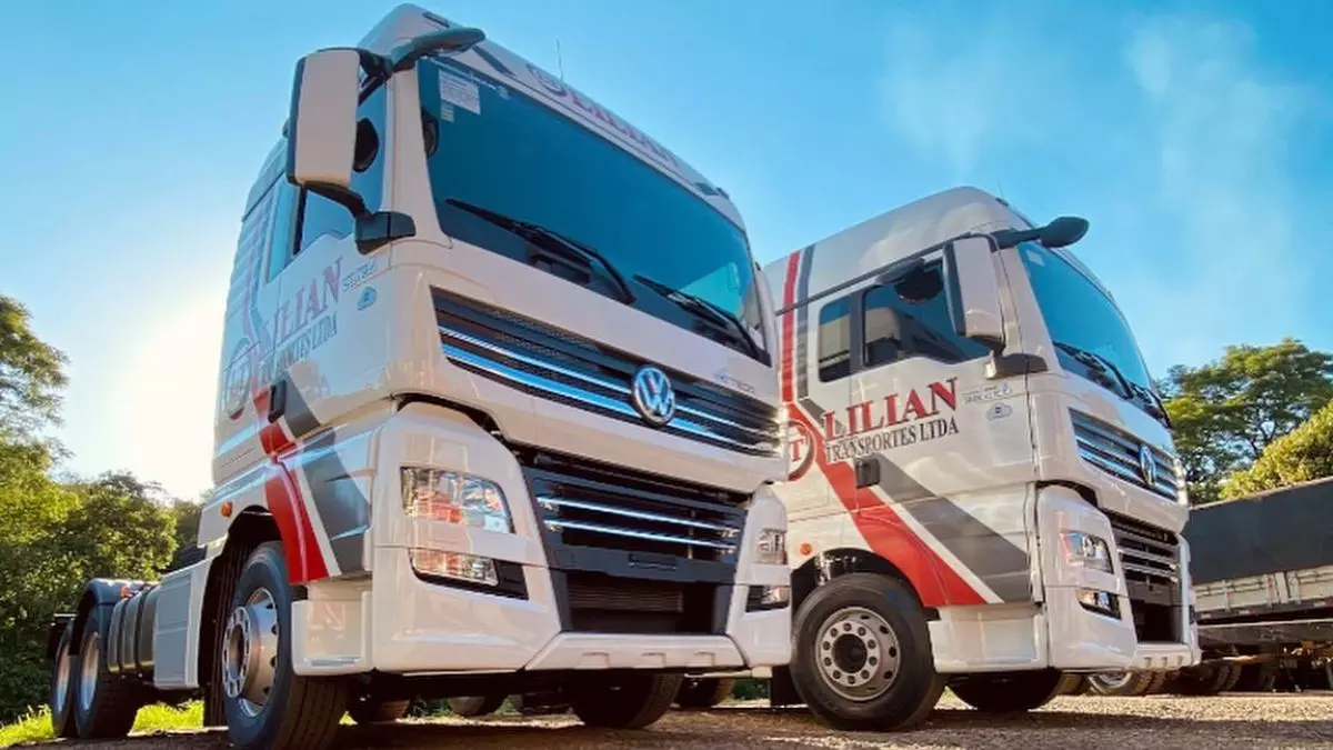 A foto mostra dois caminhões da Lilian Transportes