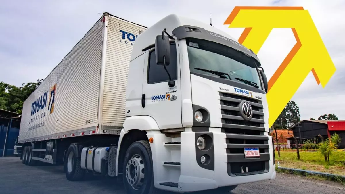 A foto mostra uma carreta da Tomasi-Logística